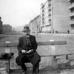 Hungary, Budapest XI., Bocskai út a Fehérvári út felől a Kosztolányi Dezső tér felé nézve., 1947, Szepessy Tibor, hat, street furniture, street view, relaxation, beard, Budapest, Fortepan #44798