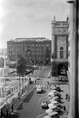 Magyarország, Budapest V., Vigadó tér az Apáczai Csere János utca felől nézve., 1968, Beyer Norbert, építkezés, utcakép, életkép, Feszl Frigyes-terv, épületkár, automobil, Skoda Felicia, Budapest, rendezvényközpont, Fortepan #44804