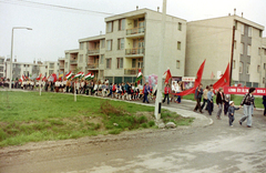 Magyarország, Szentendre, Vasvári lakótelep, Deák Ferenc (Aranyossi Pál) utca a Vasvári Pál utca felől., 1978, Déri György, iskola, színes, felvonulás, május 1, Fortepan #44823