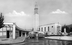 Magyarország, Budapest II., Pasaréti tér, autóbusz-végállomás, háttérben a Páduai Szent Antal-templom., 1940, Jurányi Attila, templom, autóbusz, szobor, utcakép, MÁVAG-márka, buszmegálló, gyógyszertár, MÁVAG N26/36, Budapest, Rimanóczy Gyula-terv, Fortepan #44841