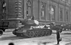 Magyarország, Budapest VIII., Pollack Mihály tér., 1956, Madarász Géza, forradalom, harckocsi, teherautó, T-34 tank, Zisz 151, Budapest, Fortepan #44886