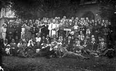 Hungary, Újszász, a csoportkép a Szent István király-templom előtt készült., 1920, Nyári György, religion, hat, village, garden, priest, tableau, men, folk costume, walking cane, crucifix, rosary, hat on the ground, Fortepan #44902