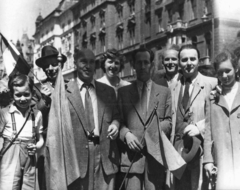 Hungary, Budapest VII., Erzsébet (Lenin) körút a Király (Majakovszkij) utca felé nézve., 1952, TEHTUBE, tableau, Budapest, smile, flag, kid, smoking, hat in hand, suspenders, march, Fortepan #44910