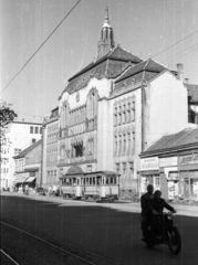 Magyarország, Debrecen, Piac utca (Vörös Hadsereg útja), Megyeháza., 1958, Mészáros Zoltán, cégtábla, motorkerékpár, utcakép, életkép, villamos, szecesszió, középület, szabóság, Art Nouveau, Bálint Zoltán-terv, Jámbor Lajos-terv, huszártorony, Fortepan #44952