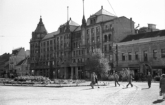 Magyarország, Debrecen, Piac utca (Vörös Hadsereg útja), Aranybika Szálloda., 1958, Mészáros Zoltán, utcakép, szálloda, életkép, Art Nouveau, Hajós Alfréd-terv, Fortepan #44957