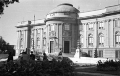 Magyarország, Debrecen, Déri Múzeum, ellőtte Medgyessy Ferenc Régészet, Tudomány, Művészet és Néprajz című szobrai (1930)., 1958, Mészáros Zoltán, múzeum, neobarokk stílus, Györgyi Dénes-terv, Münnich Aladár-terv, Fortepan #44958