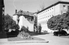 Magyarország, Debrecen, Déri tér, jobbra a bíróság épülete., 1958, Mészáros Zoltán, szovjet gyártmány, GAZ-márka, park, utcakép, lámpaoszlop, középület, automobil, GAZ M20 Pobjeda, Fortepan #44959