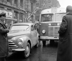 Hungary, Budapest V., Vörösmarty tér, karambol a Haas palota előtt. Hátul a Vigadó utca - Dorottya utca sarokháza., 1957, UVATERV, bus, Czechoslovak brand, Hungarian brand, accident, Skoda-brand, Ikarus-brand, automobile, Budapest, peeking, leather jacket, Fortepan #4498