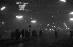 Magyarország, Budapest VI., Oktogon (November 7. tér)., 1959, Mészáros Zoltán, térkép, utcakép, életkép, neonreklám, éjszaka, lámpaoszlop, villamosmegálló, neon lámpa, Budapest, Fortepan #44987