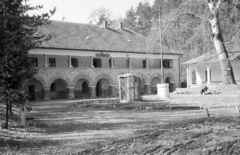 Magyarország, Kács, fürdőház (Benedek-lak)., 1959, Mészáros Zoltán, park, zászlórúd, Fortepan #44991