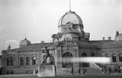 Magyarország, Városliget, Budapest XIV., Kisfaludi Strobl Zsigmond Íjász szobra (1929) a Műjégpálya épülete előtt., 1959, Mészáros Zoltán, Budapest, Fortepan #44996