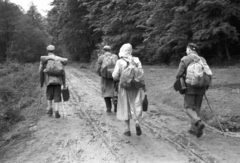 Magyarország, Zempléni-hegység, 1959, Mészáros Zoltán, kirándulás, bőrönd, svájcisapka, cekker, esőkabát, bricsesz, hátizsák, társaság, ballonkabát, háttal, Fortepan #44998