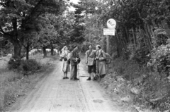 Magyarország, Zempléni-hegység, balra Ország Mihály ornitológus és felesége, jobbról Schmidt Egon ornitológus és Altdorfer Károly az Állatkert főkertésze., 1959, Mészáros Zoltán, kirándulás, csoportkép, fényképezőgép, svájcisapka, esőkabát, bricsesz, hátizsák, ballonkabát, Fortepan #44999