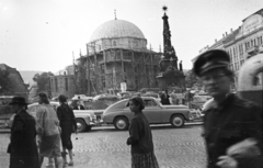 Magyarország, Pécs, Széchenyi tér., 1959, Mészáros Zoltán, templom, emlékmű, utcakép, életkép, taxi, automobil, állvány, Fortepan #45004