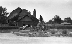 Magyarország, Városliget,Állatkert, Budapest XIV., előtérben a cro-magnoni előember szobra (később az új Majomház kijáratához került), háttérben a Pálmaház., 1959, Mészáros Zoltán, szobor, Budapest, meztelen alak, Fortepan #45010