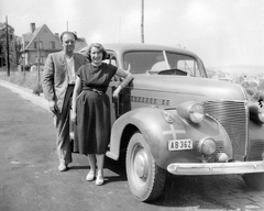 Magyarország, Budapest XII., Hegyalja út. A svéd követség Chevrolet Master 85 Town Sedan típusú személygépkocsija., 1949, Fortepan, amerikai gyártmány, emberpár, Chevrolet-márka, automobil, rendszám, Chevrolet Master, Budapest, könyökölni, Fortepan #4506