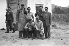 Magyarország, Somlóvásárhely, szőlőültetvény és borászat a Somló oldalában. „Pincebrigád”, borászok a pince előtt., 1959, Mészáros Zoltán, csoportkép, munkaruha, szőlő, svájcisapka, kötény, szőlőhegy, borospince, Fortepan #45100