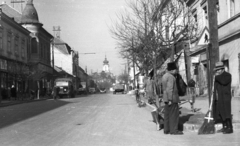 Magyarország,Balaton, Keszthely, Kossuth Lajos utca, háttérben a Festetics-kastély., 1959, Mészáros Zoltán, forgalom, teherautó, utcakép, utcaseprő, kucsma, Fortepan #45137