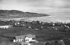 Magyarország,Balaton, Badacsony, Badacsonytomaj, Kilátás a Badacsonyról, az előtérben Badacsonytomaj, a háttérben Badacsonyörs és az Örsi hegy., 1959, Mészáros Zoltán, Fortepan #45153