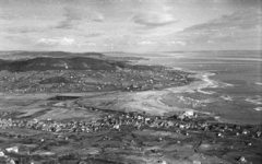 Magyarország,Balaton, Badacsony, Badacsonytomaj, Kilátás a Badacsonyról, az előtérben Badacsonytomaj, a háttérben Badacsonyörs és az Örsi hegy., 1959, Mészáros Zoltán, látkép, Fortepan #45154