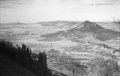 Magyarország,Balaton, Badacsony, Badacsonytomaj, kilátás a Badacsonyról a Tapolcai medencére, jobbra a Gulács, mögötte a Csobánc, balra hátul a Haláp., 1959, Mészáros Zoltán, Fortepan #45155