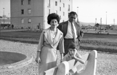 Hungary, Kazincbarcika, háttérben az Építők útja 1., 1960, Mészáros Zoltán, tie, family, bench, suit, akimbo, sitting reversely, Fortepan #45182