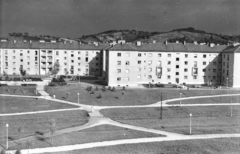 Hungary, Kazincbarcika, Egressy Béni (Lenin) úti és Munkácsy téri házak az Építők útja felől. Előtérben a városépítő normál nyomtávú vasút, az ún. Béke vágány., 1960, Mészáros Zoltán, blocks, lamp post, socialist realism, Fortepan #45183