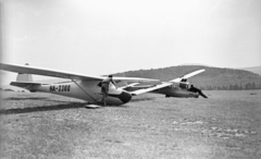 Hungary, Hármashatárhegy Airport, Budapest II., előtérben egy Rubik D-Pilis, mögötte egy Letov LF-109 Pionyr vitorlázó repülőgép., 1960, Mészáros Zoltán, Czechoslovak brand, Hungarian brand, airport, sailplane, Budapest, Fortepan #45189