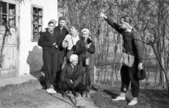 Hungary, Solymár, Zsíros-hegy. Látogatók a Solymári-ördöglyuk barlang bejárata közelében., 1960, Mészáros Zoltán, tableau, glasses, candle, beret, companionship, sweater, workout clothes, carbide lamp, safety lamp, Fortepan #45195