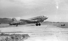 Magyarország, Tapolca, repülőtér, Liszunov Li-2P típusú repülőgép, balra a Szent György-hegy., 1961, Mészáros Zoltán, szovjet gyártmány, repülőtér, Liszunov-márka, MALÉV légitársaság, Liszunov Li-2, Fortepan #45203