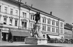 Magyarország, Szeged, Klauzál tér, előtérben Kossuth Lajos szobra (Róna József, 1902.), háttérben a Virág cukrászda terasza., 1961, Mészáros Zoltán, vendéglátás, cégtábla, motorkerékpár, napernyő, szobor, utcakép, cukrászda, lámpaoszlop, neon lámpa, Kossuth Lajos-ábrázolás, Fortepan #45207