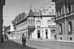 Magyarország, Szeged, Kelemen László utca - Somogyi utca sarok a Zrínyi utcából nézve, szemben a Fekete ház., 1961, Mészáros Zoltán, kerékpár, utcakép, életkép, épületdísz, sarokház, zárterkély, Fortepan #45208