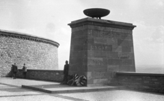 Németország, Buchenwald, a koncentrációs tábor emlékhelye, a Nemzetek Útja. A magyar foglyok emlékoszlopa., 1961, Mészáros Zoltán, holokauszt, emlékmű, koszorú, NDK, Fortepan #45228