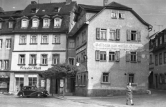 Németország, Weimar, Frauentorstrasse 23., Fogadó a Fehér Hattyúhoz. Balra a Frauentorstrasse 21., ebben a házban élt Schiller 1787-től 1789-ig. A Frauenplan felől nézve, jobbra a Seifengasse torkolata., 1961, Mészáros Zoltán, vendéglátás, német gyártmány, utcakép, EMW-márka, NDK, automobil, EMW 340, cégér, német szöveg, Fortepan #45229