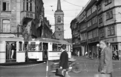 Németország, Erfurt, Domplatz, szemben a Marktstrasse és a Mindenszentek-templom (Allerheilegenkirche)., 1961, Mészáros Zoltán, forgalom, utcakép, életkép, villamos, NDK, tömegközlekedés, Fortepan #45236