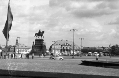 Németország, Drezda, Theaterplatz, I. János szász király lovas szobra., 1961, Mészáros Zoltán, autóbusz, zászló, szobor, utcakép, életkép, NDK, lámpaoszlop, automobil, I. János-ábrázolás, Fortepan #45239