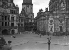 Németország, Drezda, Schlossplatz, a Drezdai Kastély (Residenzschloss) romjai és a Szentháromság Katolikus Főtemplom (Hofkirche)., 1961, Mészáros Zoltán, NDK, Fortepan #45252