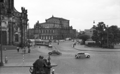 Németország, Drezda, Theaterplatz, balról a Hofkirche, szemben az Opera., 1961, Mészáros Zoltán, forgalom, utcakép, villamos, NDK, opera, tömegközlekedés, Fortepan #45256