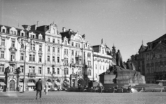 Csehország, Prága, Óváros tér (Staromestske namesti), Husz János emlékmű., 1961, Mészáros Zoltán, Csehszlovákia, emlékmű, utcakép, lámpaoszlop, palota, kockakő, szoborcsoport, napellenző, Husz János-ábrázolás, rokokó stílus, Ladislav Šaloun-terv, Kilian Ignaz Dientzenhofer-terv, Fortepan #45258