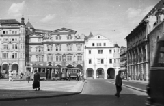 Csehország, Prága, Kisoldal tér (Malostranské námesti)., 1961, Mészáros Zoltán, Csehszlovákia, tér, utcakép, villamos, palota, középület, klasszicizmus, országház, reneszánsz, kerengő, tömegközlekedés, Giovanni Battista Alliprandi-terv, Giovanni Maria Filippi-terv, Josef Jäger-terv, Ringhoffer-márka, Fortepan #45263