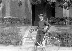 Hungary, Budapest XIV., Víztorony a Stefánia úton., 1930, Fortepan, portrait, bicycle, Budapest, Fortepan #4527