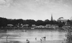 Romania,Transylvania, Arad, Maros-part, jobbra háttérben az Igazságügyi palota, mögötte az evangélikus templom., 1922, Jurányi Attila, church, river, bathing, public building, Fortepan #45299