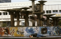 Germany, Berlin, Alexanderplatz, Népek Barátsága szökőkút (Brunnen der Völkerfreundschaft)., 1990, Urbán Tamás, colorful, fountain, GDR, East-Berlin, bottle, sleeping, drunkard, Walter Womacka-design, modern art, Fortepan #45302