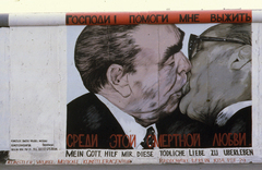 Germany, Berlin, Mühlenstrasse, berlini fal (East Side Gallery) a Hedwig-Wachenheim-Strasse-val szemben. Dmitri Vrubel alkotása: Mein Gott hilf mir, diese tödliche Liebe zu überleben (Istenem segíts, hogy túléljem ezt a halálos szerelmet)., 1990, Urbán Tamás, colorful, GDR, kiss, Berlin Wall, East-Berlin, wall painting, Cyrillic alphabet, Leonid Brezhnev portrayal, Erich Honecker portrayal, closed eyes, german text, Fortepan #45305