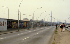 Germany, Berlin, Mühlenstrasse, a berlini fal (East Side Gallery). Távolban a Berlini dóm kupolája., 1990, Urbán Tamás, colorful, Trabant-brand, BMW-brand, Berlin Wall, Fortepan #45310