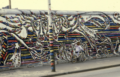 Germany, Berlin, Mühlenstrasse, berlini fal (East Side Gallery), Schamil Gimajew alkotása: Worlds People - Wir sind ein Volk., 1990, Urbán Tamás, colorful, GDR, Berlin Wall, East-Berlin, wall painting, modern art, Fortepan #45312