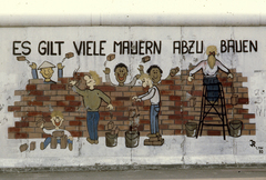 Germany, Berlin, Mühlenstrasse, berlini fal (East Side Gallery) a Rummelsburger Platz-nál. Ines Bayer és Raik Hönemann alkotása: Es gilt viele Mauer abzubauen (Sok fal van, amit le kellene bontani)., 1990, Urbán Tamás, colorful, GDR, Berlin Wall, East-Berlin, Fortepan #45314