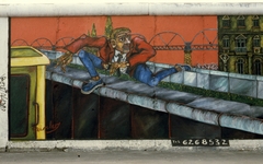 Germany, Berlin, Mühlenstrasse, berlini fal (East Side Gallery), Gabriel Heimler alkotása: Mauerspringer (Falugró)., 1990, Urbán Tamás, colorful, GDR, Berlin Wall, East-Berlin, wall painting, Fortepan #45317