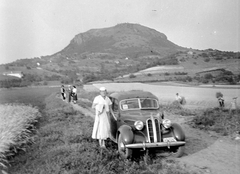 Magyarország, Gyulakeszi, Tapolcai-medence, szemben a vulkáni eredetű Csobánc. BMW 320 típusú személygépkocsi., 1949, Gyöngyi, német gyártmány, BMW-márka, automobil, BMW 320, rendszám, Fortepan #4532