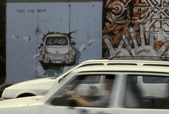 Germany, Berlin, Mühlenstrasse, berlini fal (East Side Gallery), balra Birgit Kinder alkotása: Test the Best (Test the Rest)., 1990, Urbán Tamás, colorful, Trabant-brand, Ford-brand, GDR, East-Berlin, wall painting, modern art, Fortepan #45323